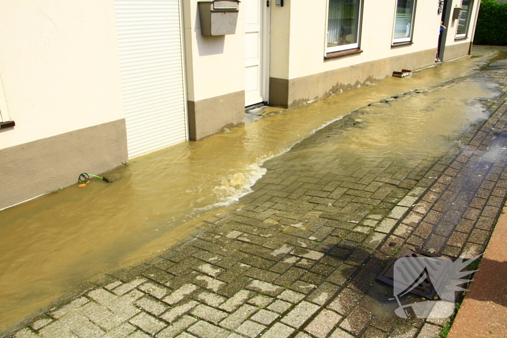 Waterleiding geknapt water loopt woningen binnen