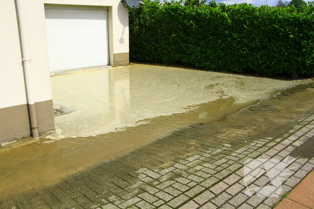 Waterleiding geknapt water loopt woningen binnen