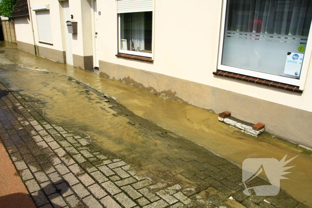 Waterleiding geknapt water loopt woningen binnen