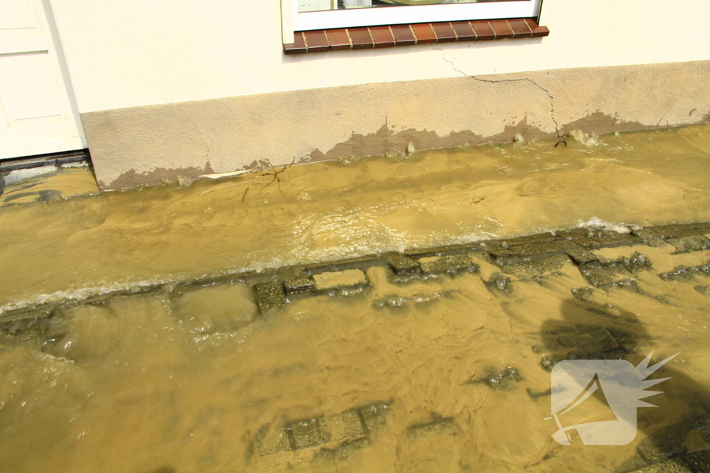 Waterleiding geknapt water loopt woningen binnen