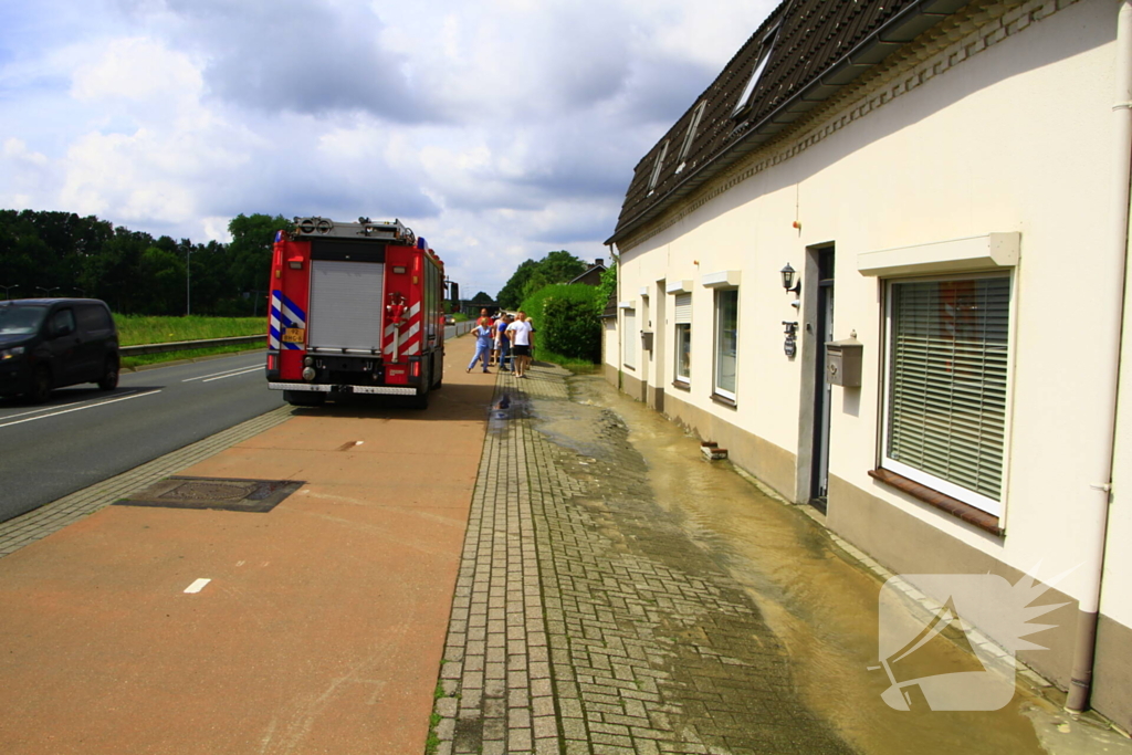 Waterleiding geknapt water loopt woningen binnen