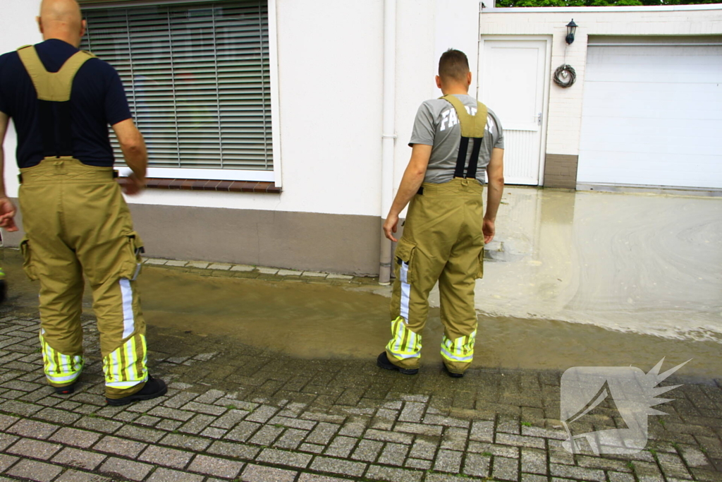 Waterleiding geknapt water loopt woningen binnen