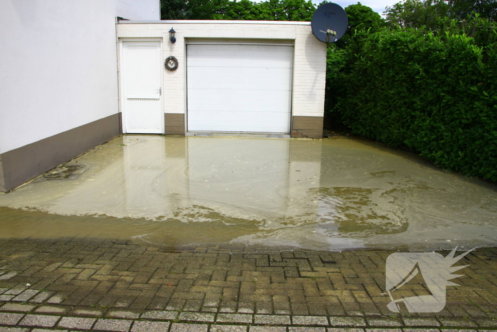 Waterleiding geknapt water loopt woningen binnen