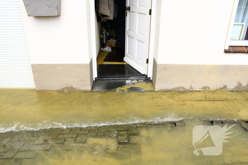 Waterleiding geknapt water loopt woningen binnen