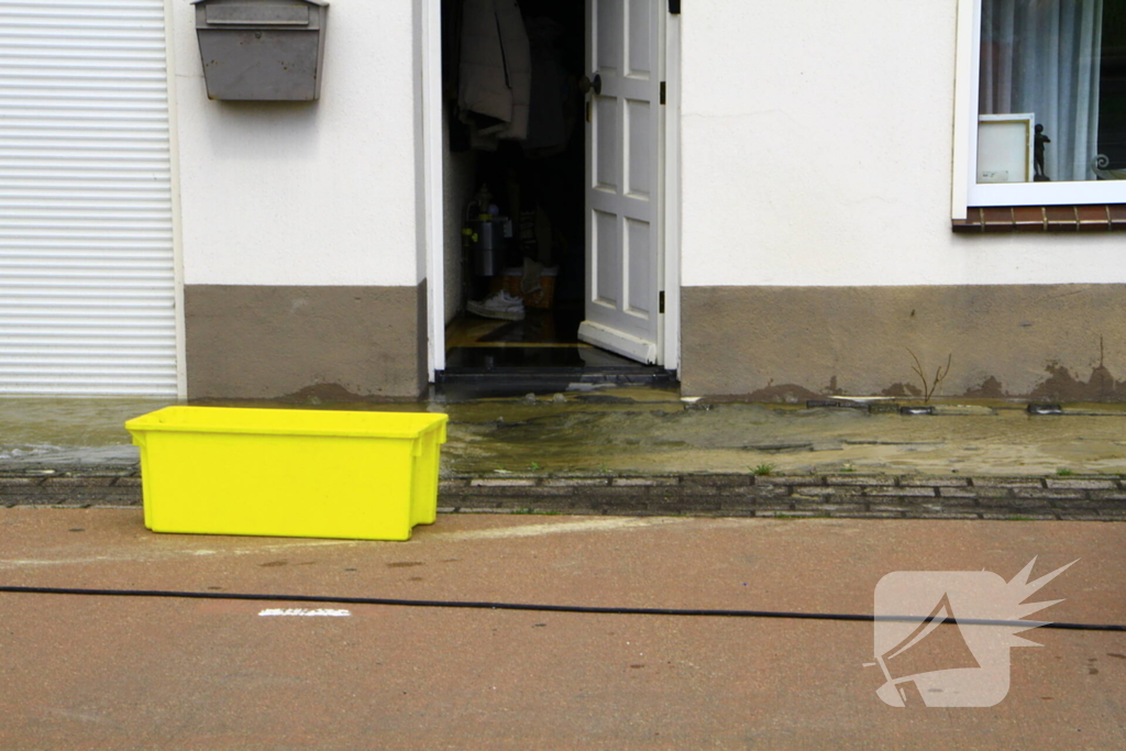 Waterleiding geknapt water loopt woningen binnen