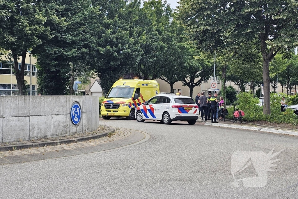 Fietser aangereden door automobilist op rotonde