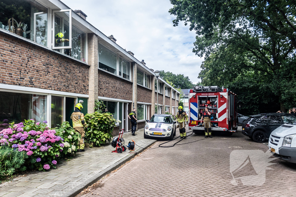 Brandweer blust brandende oven