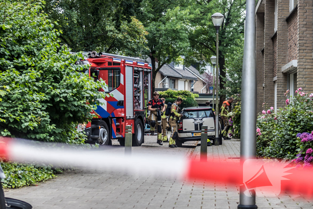 Brandweer blust brandende oven
