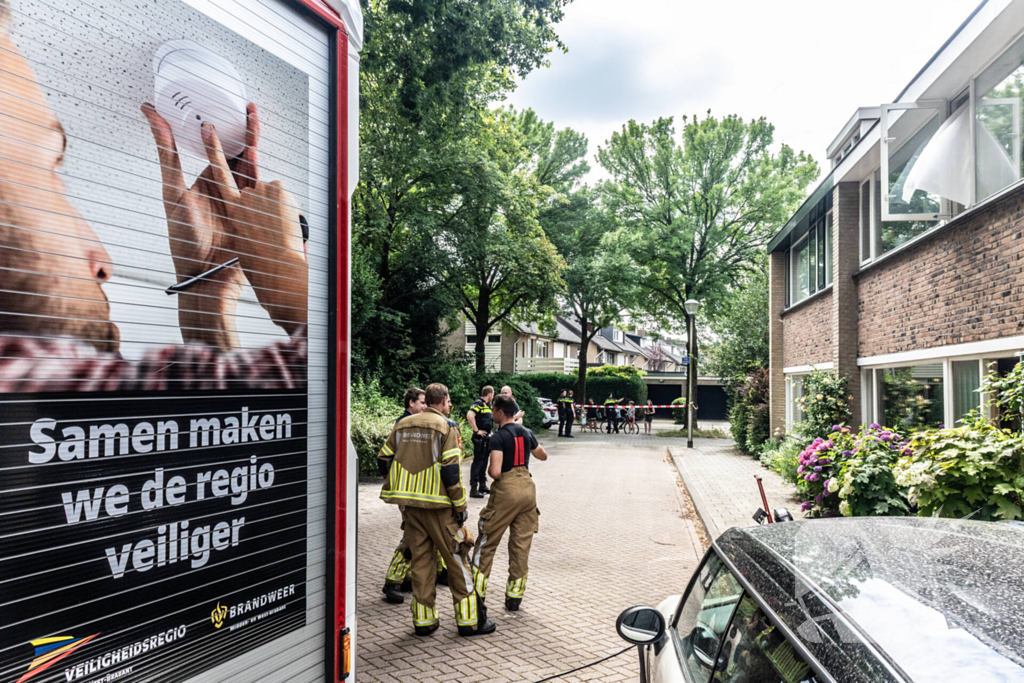 Brandweer blust brandende oven
