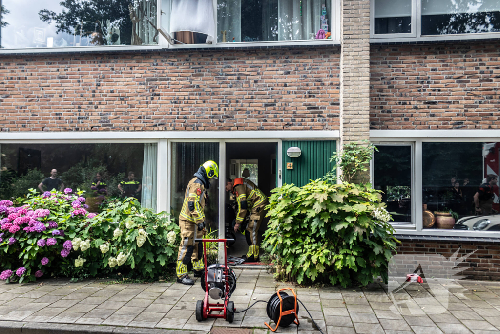 Brandweer blust brandende oven