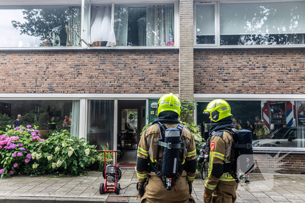 Brandweer blust brandende oven