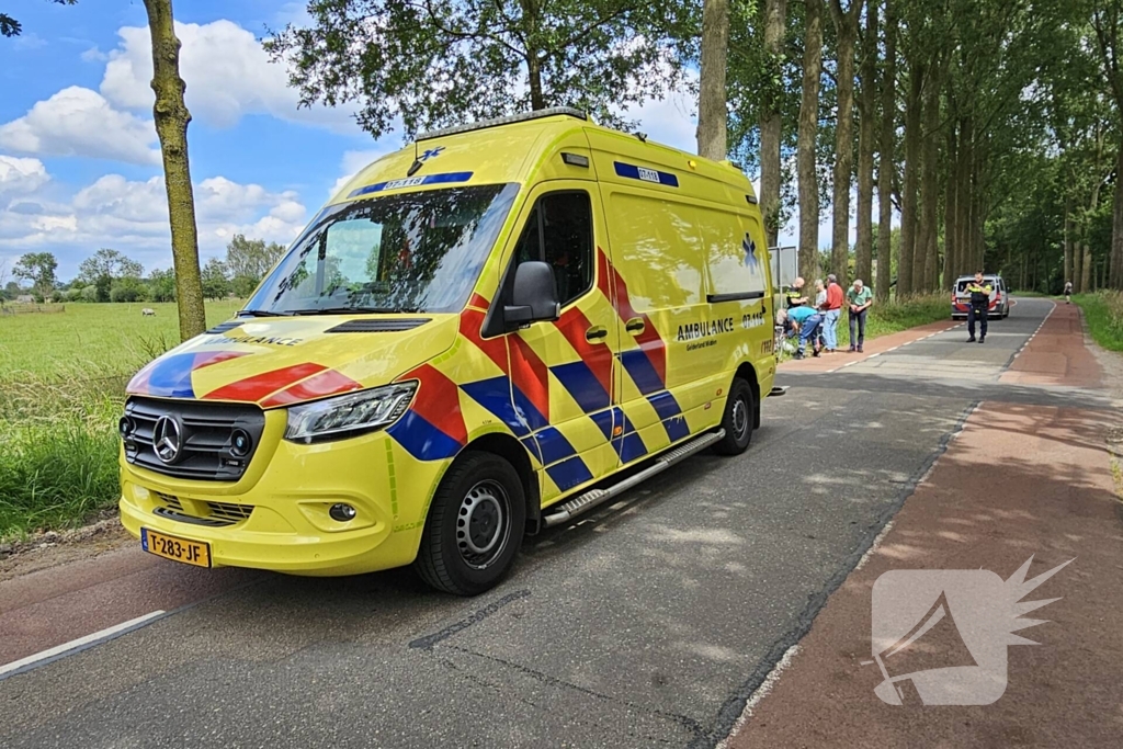 Wielrenner rijdt achterop fietsers