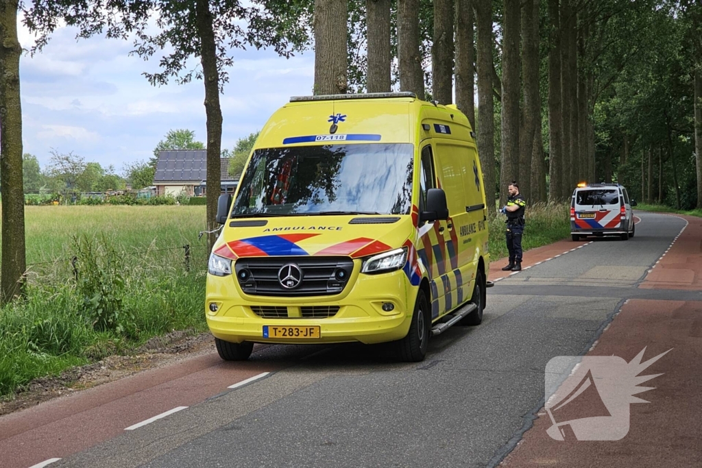 Wielrenner rijdt achterop fietsers