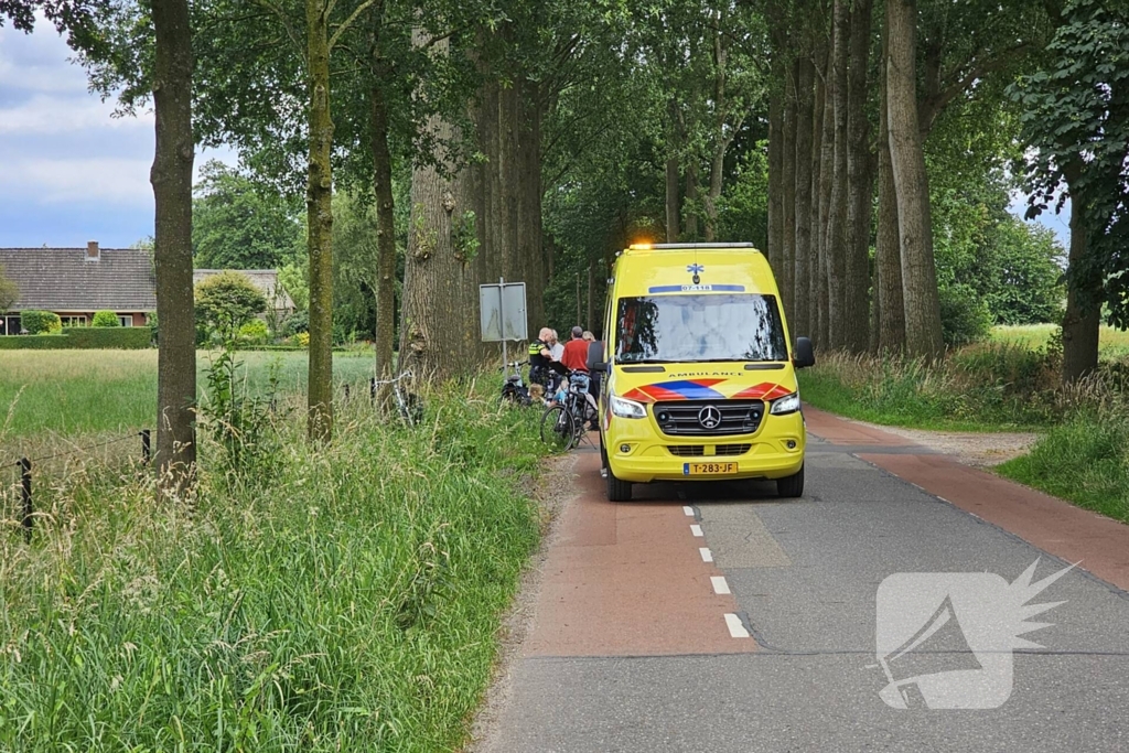 Wielrenner rijdt achterop fietsers