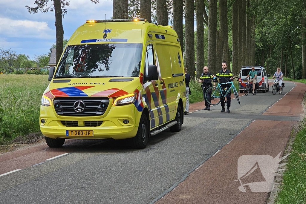 Wielrenner rijdt achterop fietsers