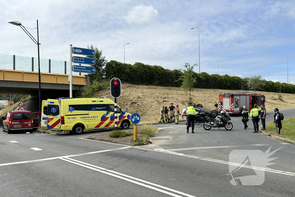 Hulpdiensten groots ingezet voor voertuig dat op op zijn kop belandt