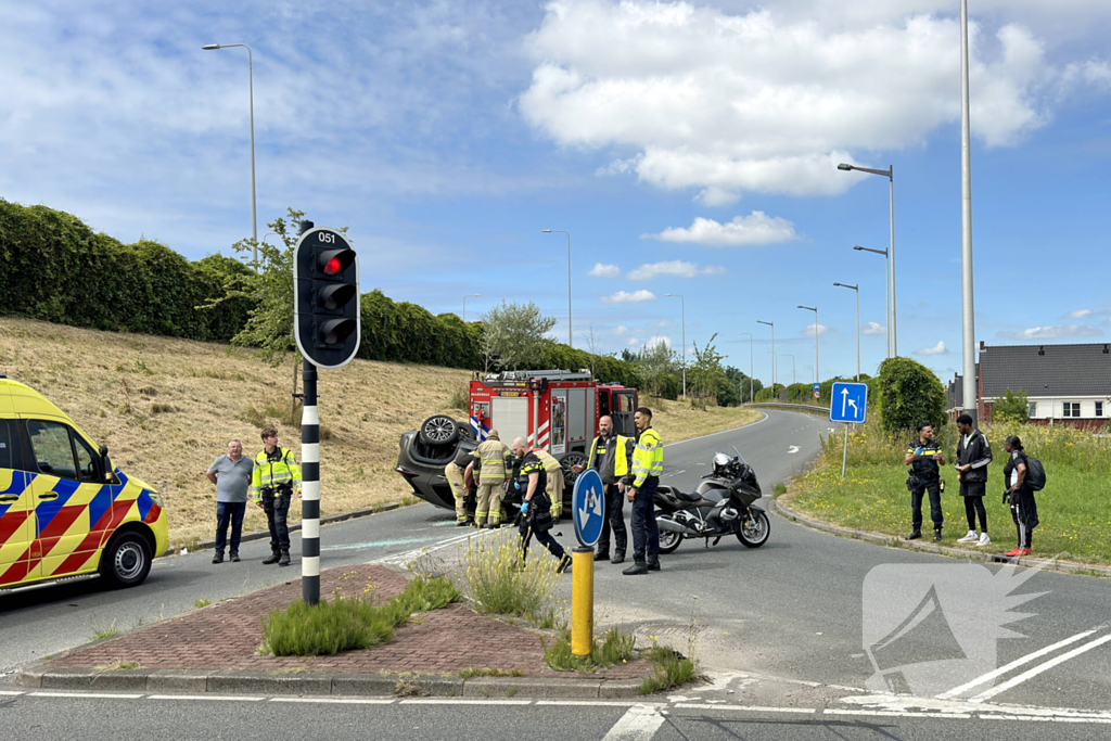Hulpdiensten groots ingezet voor voertuig dat op op zijn kop belandt
