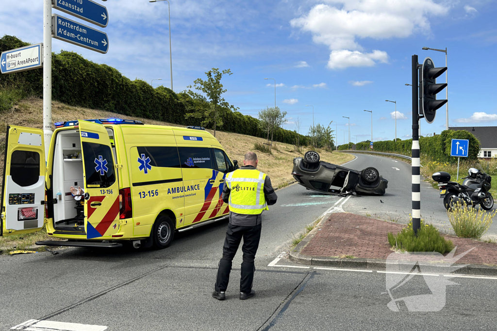 Hulpdiensten groots ingezet voor voertuig dat op op zijn kop belandt