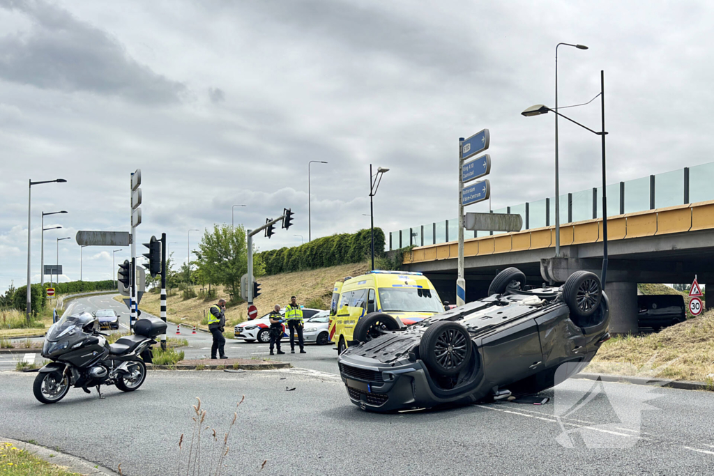 Hulpdiensten groots ingezet voor voertuig dat op op zijn kop belandt