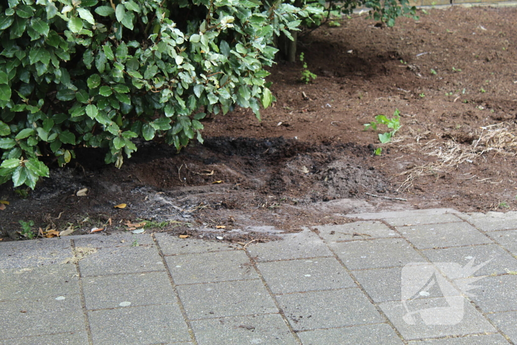 Brandweer blust buitenbrand met water uit brandkraan