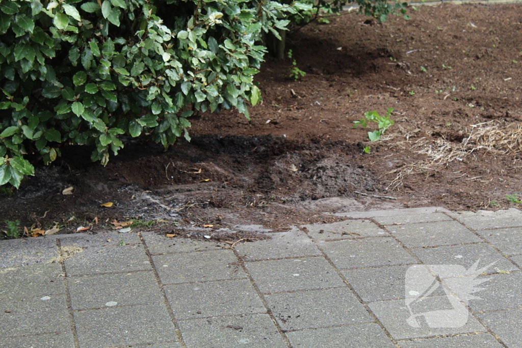 Brandweer blust buitenbrand met water uit brandkraan