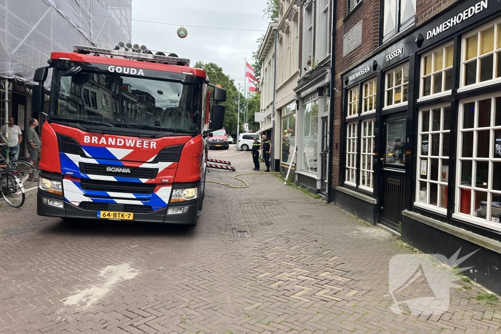 Brandweer blust brand in een woning
