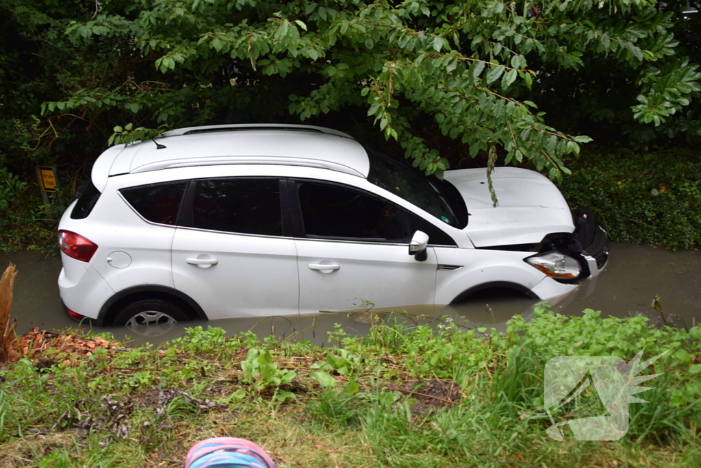 Hulpdiensten groots ingezet voor een voertuig te water