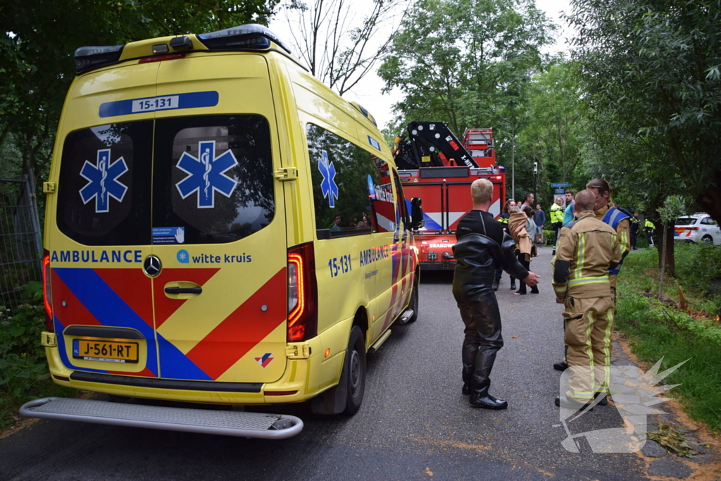 Hulpdiensten groots ingezet voor een voertuig te water