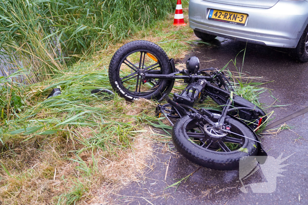 Fatbike belandt onder voertuig in water