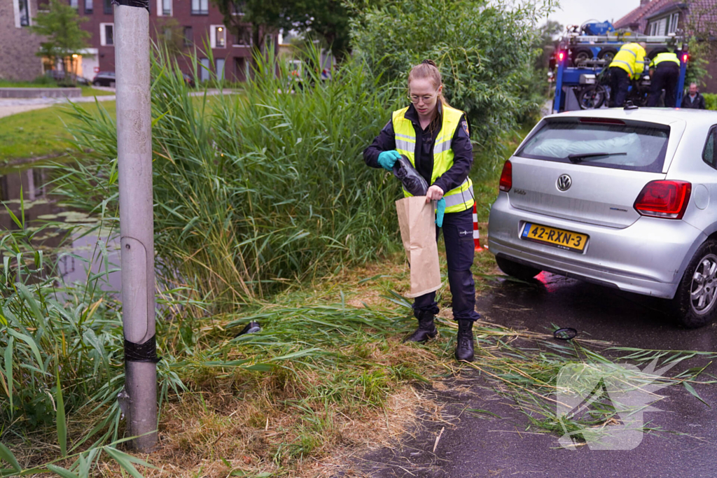 Fatbike belandt onder voertuig in water