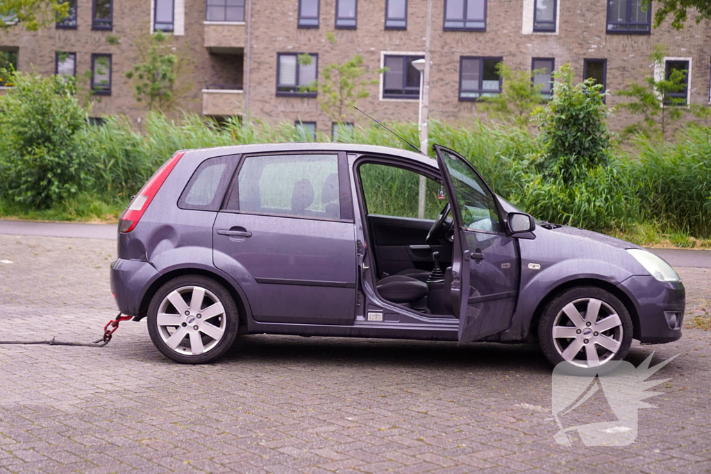 Fatbike belandt onder voertuig in water