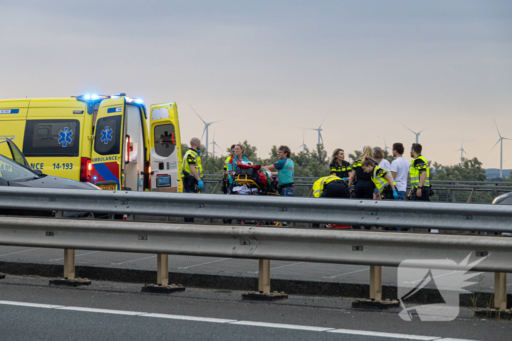 Automobilist botst tegen vangrail van brug