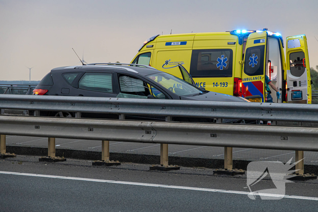 Automobilist botst tegen vangrail van brug