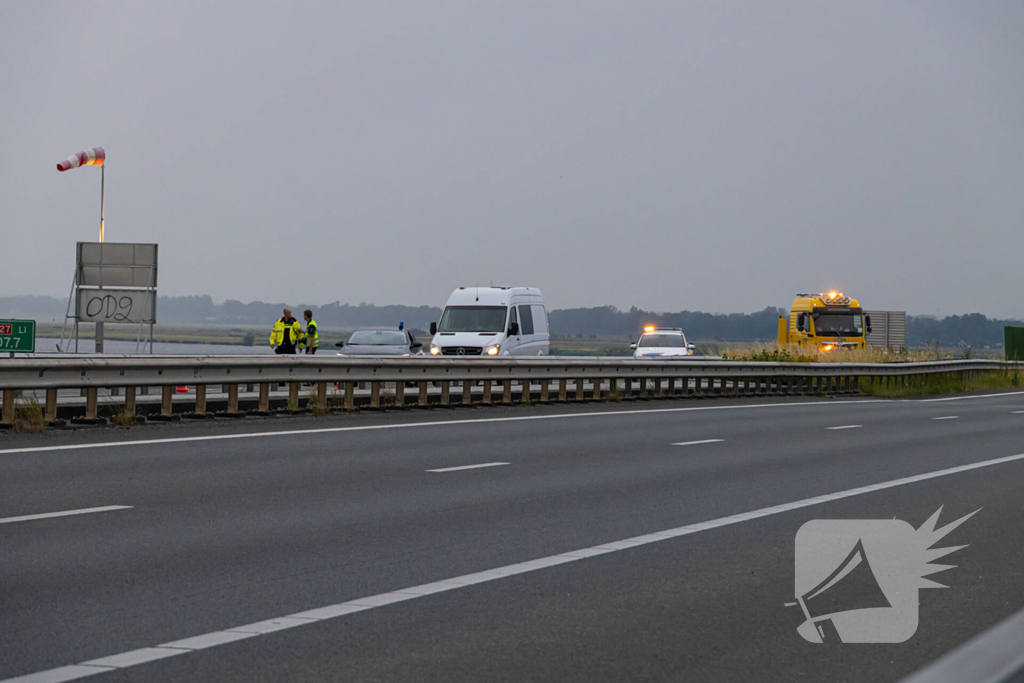 Automobilist botst tegen vangrail van brug