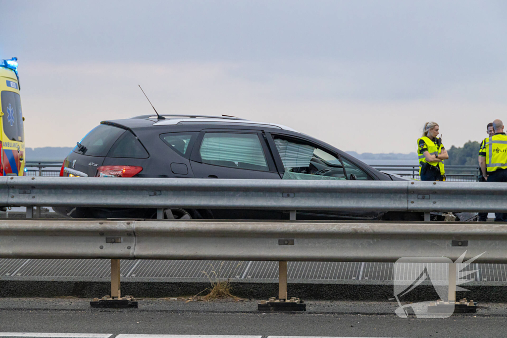 Automobilist botst tegen vangrail van brug