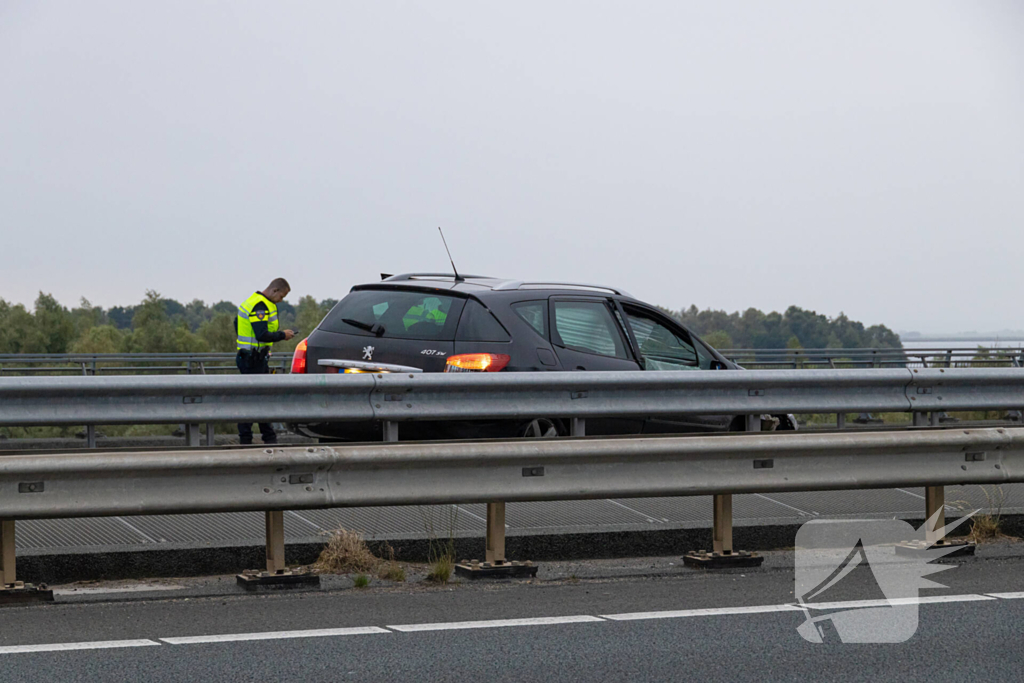 Automobilist botst tegen vangrail van brug