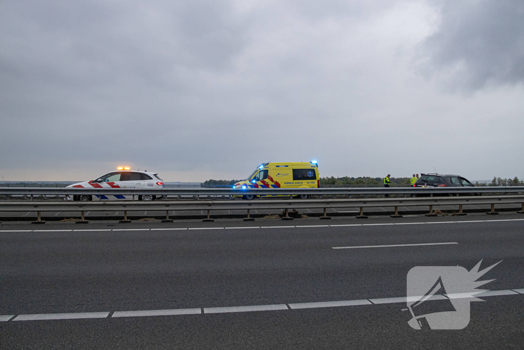 Automobilist botst tegen vangrail van brug
