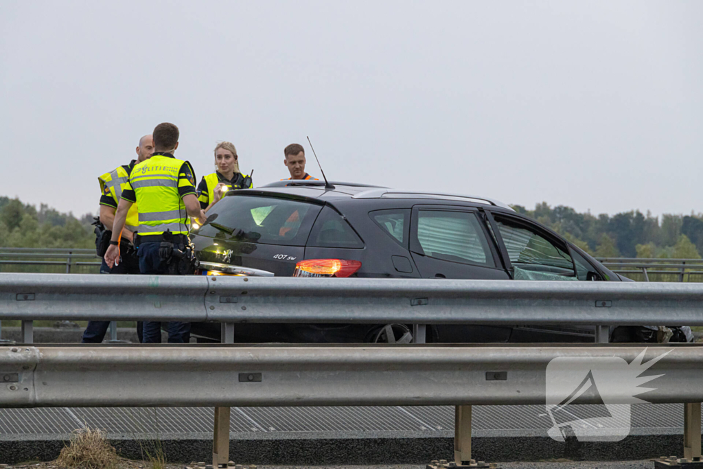 Automobilist botst tegen vangrail van brug