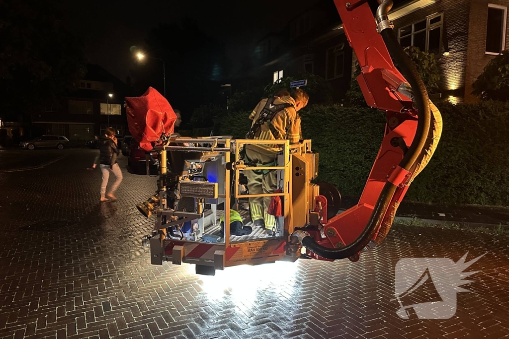 Brandweer haalt kat van dak