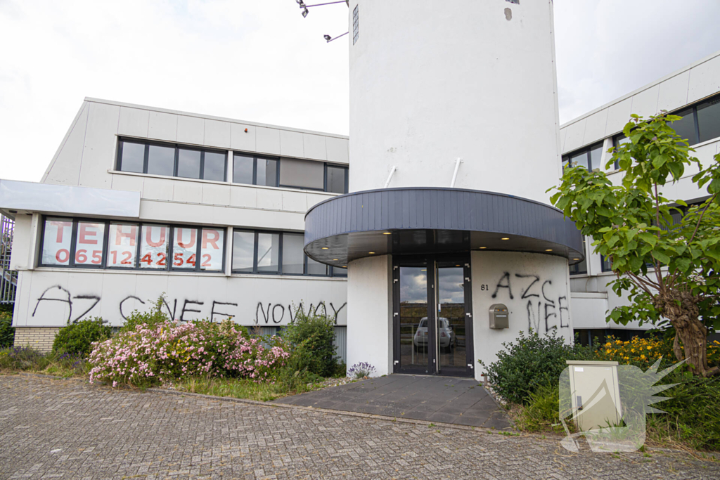 Woontoren voor 150 asielzoekers beklad