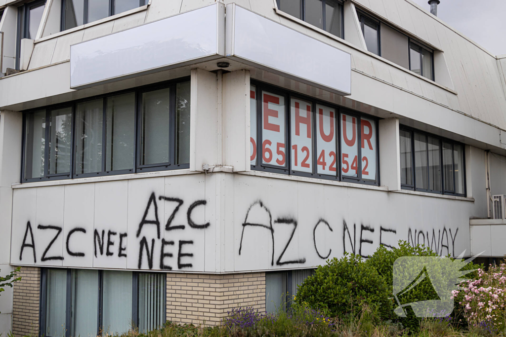 Woontoren voor 150 asielzoekers beklad