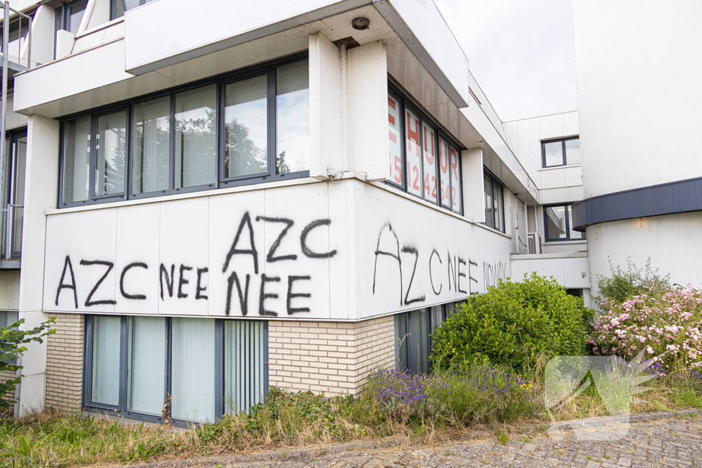 Woontoren voor 150 asielzoekers beklad