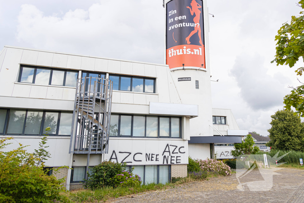 Woontoren voor 150 asielzoekers beklad