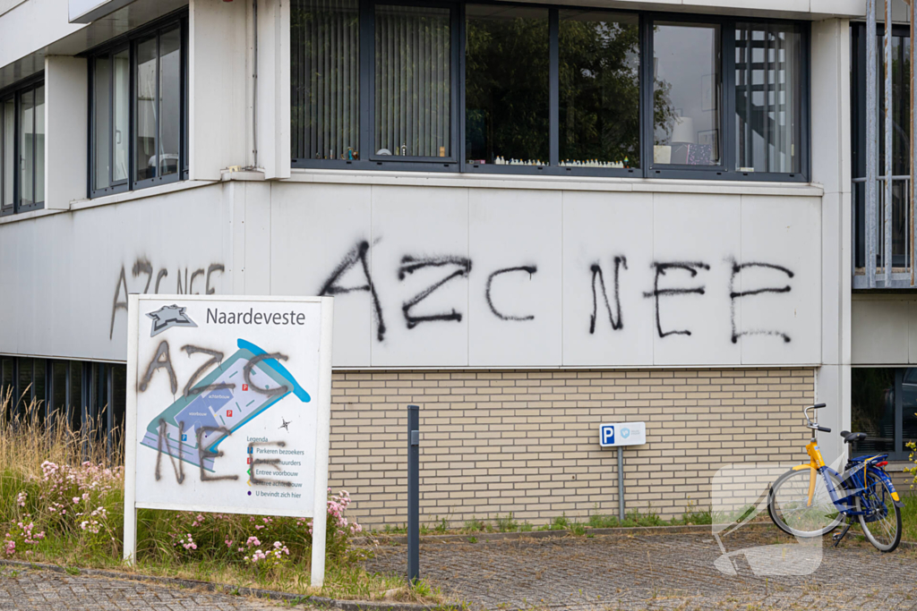 Woontoren voor 150 asielzoekers beklad