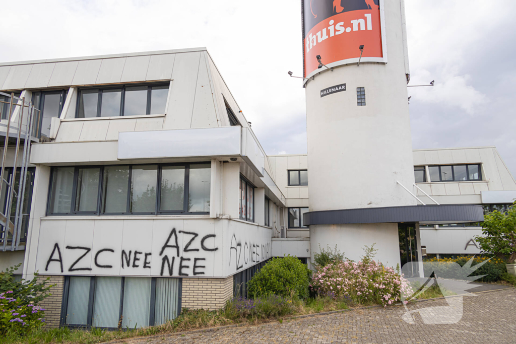 Woontoren voor 150 asielzoekers beklad