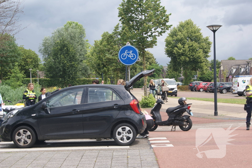 Fietser geschept door automobilist op oversteekplaats