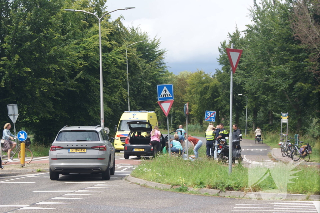 Fietser geschept door automobilist op oversteekplaats
