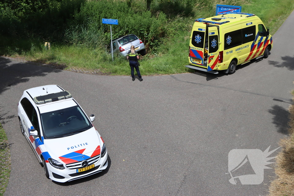 Automobilist mist bocht en komt in sloot terecht