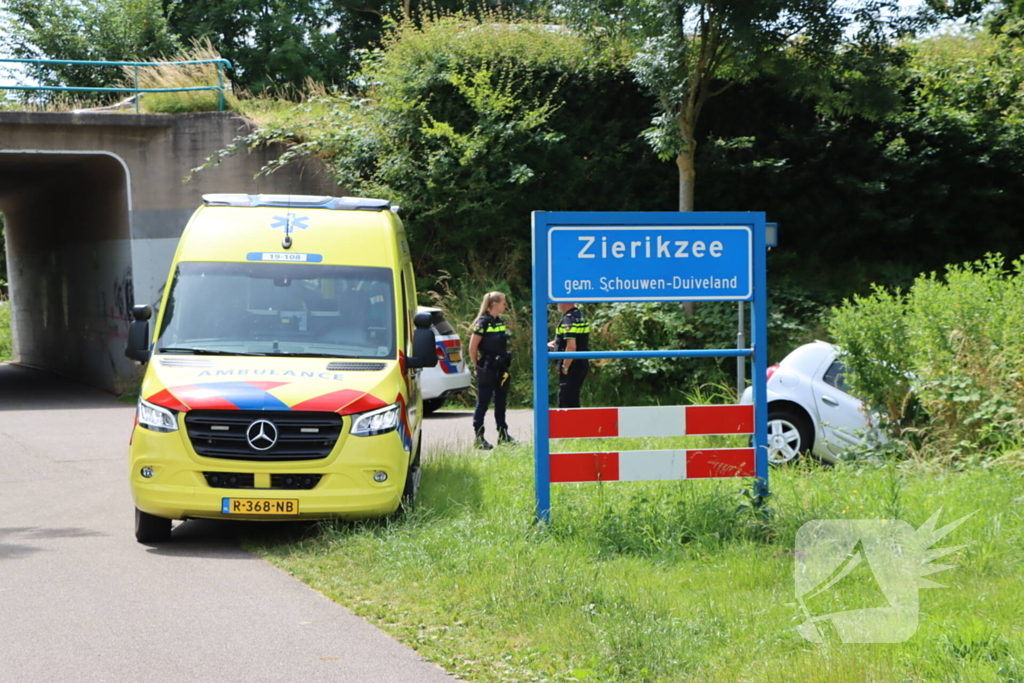 Automobilist mist bocht en komt in sloot terecht