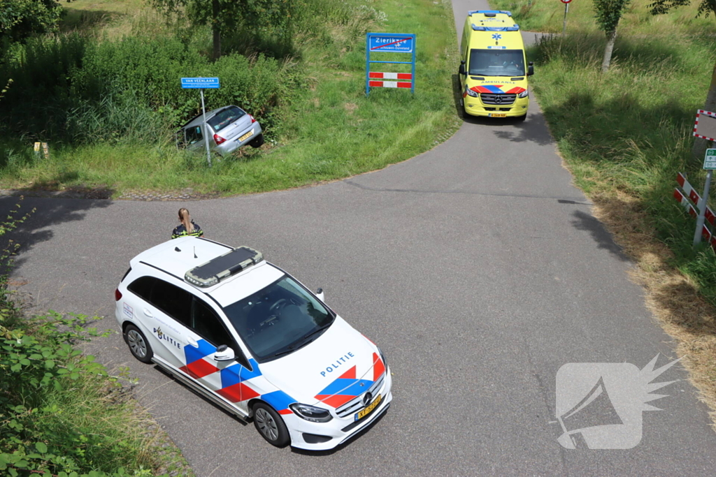 Automobilist mist bocht en komt in sloot terecht